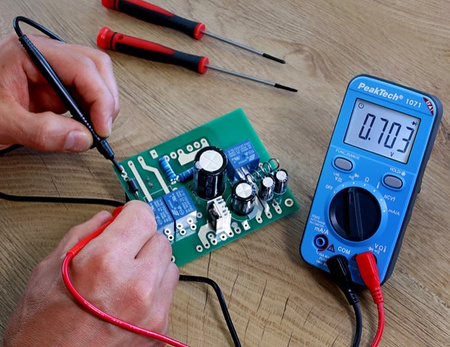 Cyfrowy multimetr PeakTech P 1071 600V AC DC - precyzyjne pomiary Live Test