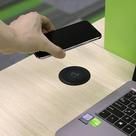 Kruhová stolová zásuvka SPS-R0D3B od spoločnosti Spacetronik