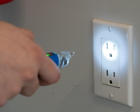 Bezkontaktný dvojpásmový detektor napätia JONARD