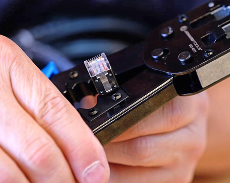 Průchozí krimpovací stroj RJ45/RJ11 Jonard UC-4511