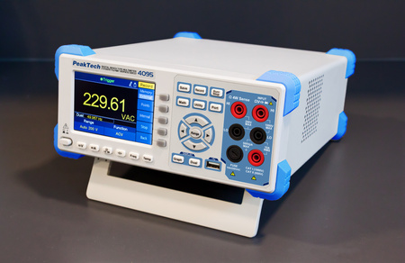 True RMS USB stolový multimeter PeakTech 4095