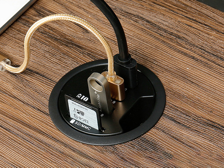 Spacetronik SPS-R0D5B round countertop socket